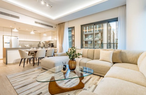 Al Wasl Apartment | Chic 2BR in Central Park Building 1, Al Wasl by Deluxe Holiday Homes