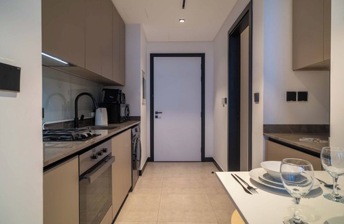 Business Bay Apartment | Chic and Modern: Downtown Dubai/Business Bay Studio with Spectacular Dubai Views