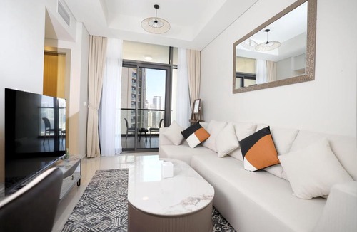 Sheikh Zayed Road Apartment | Chic Aykon City 2-Bedroom Retreat - Business Bay