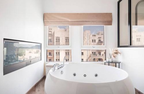 Dubai Apartment | Chic Studio with a Bath Tub, Pool & Gym near Golf Club