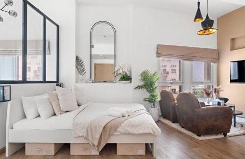 Dubai Apartment | Chic Studio with a Bath Tub, Pool & Gym near Golf Club