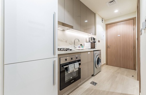 Nad Al Sheba Apartment | City View Studio Minutes Drive to Burj Khalifa, Azizi Riviera 43, Al Merkadh by Deluxe Holiday Homes