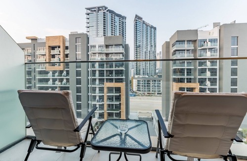 Nad Al Sheba Apartment | City View Studio Minutes Drive to Burj Khalifa, Azizi Riviera 43, Al Merkadh by Deluxe Holiday Homes