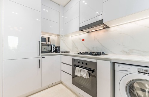 Dubai Sports City Apartment | City Views 1BR Close to Golf Course & Attractions, Binghatti Venus, Jumeirah Village Circle