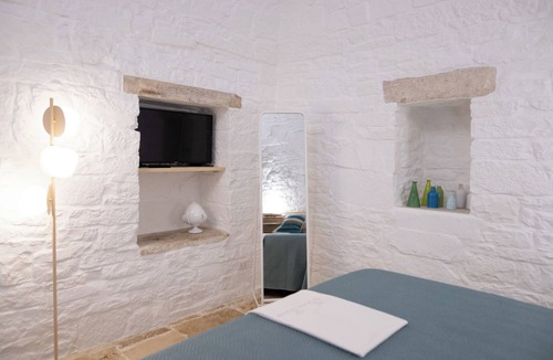 Terlizzi House | Comfortable room with private bathroom and sitting area