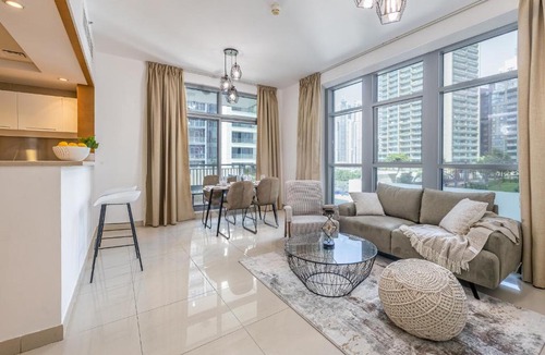 Downtown Dubai Apartment | Contemporary 1 BR + study Holiday Home in Downtown