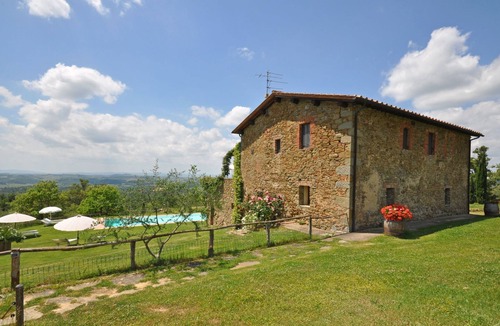 Castelnuovo Berardenga Apartment | Cosy apartment for 6 people with WIFI, pool, terrace, pets allowed and panoramic view