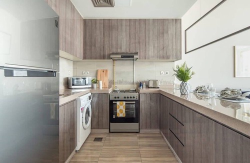 Jumeirah Lake Towers Apartment | Cozy 1BR Apartment with Lake and City Views in JLT