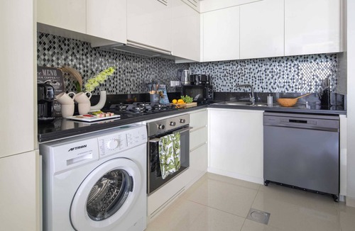 Sheikh Zayed Road Apartment | Cozy 2BR w City Views in Business Bay