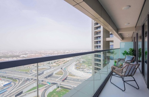 Sheikh Zayed Road Apartment | Cozy 2BR w City Views in Business Bay