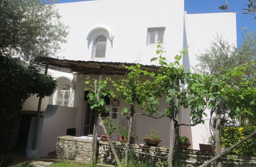 Anacapri House | Cozy cottage surrounded by a typical Capri garden. 10 min from the Blue Grotto.