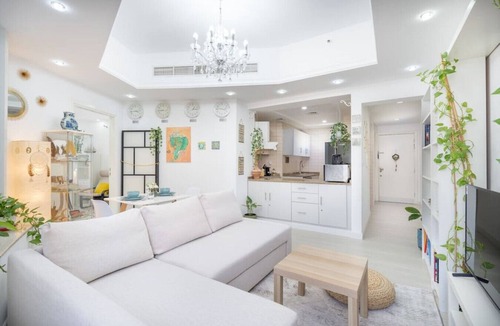 Jumeirah Lake Towers Apartment | Cozy Haven with Spiritual Charm in JLT