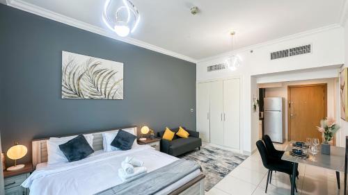 Business Bay Apartment | Cozy Studio with Balcony Overlooking Dubai Canal - 15AB07