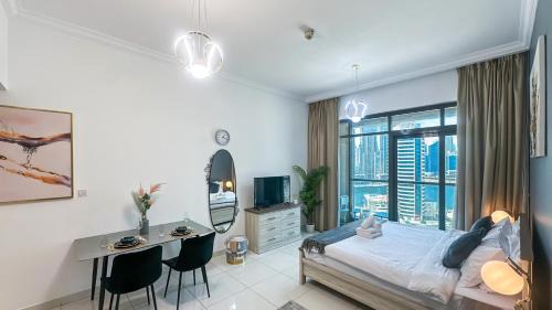 Business Bay Apartment | Cozy Studio with Balcony Overlooking Dubai Canal - 15AB07