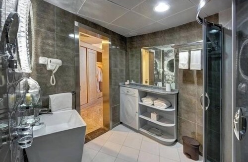 Al Khan Apartment | Deluxe King Suite Near Expo Centre Sharjah