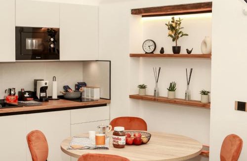 Marigliano House | Dislocati BnB - Jacuzzi privata - Cucina - TV60" - Minimal Luxury