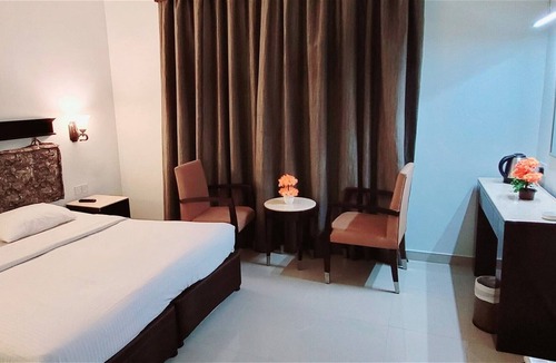 Al Muraqqabat House | Double Room With Swimming Pool With Free Parking in 3 Star Hotel