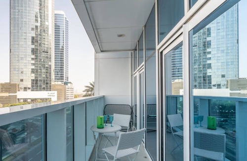 Emirates Hills 2 Apartment | Dream Inn - Deluxe 2BR Apartment with Balcony