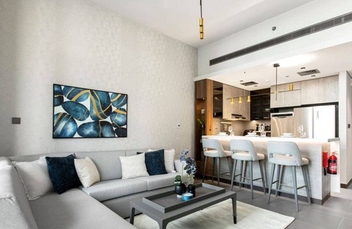 Jumeirah Lake Towers Apartment | Elegant 1-Bedroom with Stunning Lake View in JLT