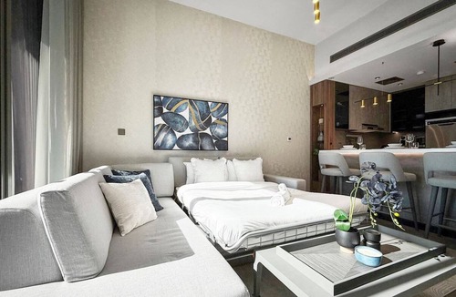 Jumeirah Lake Towers Apartment | Elegant 1-Bedroom with Stunning Lake View in JLT