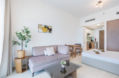 Jadaf Apartment | Elegant Home in Al Jaddaf with Roof Top Pool