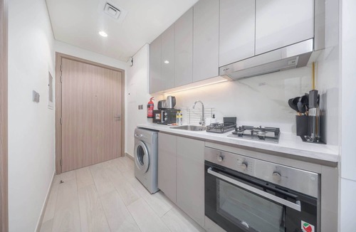 Nad Al Sheba Apartment | Elegant Studio in Meydan Sleeps 3 with Pool