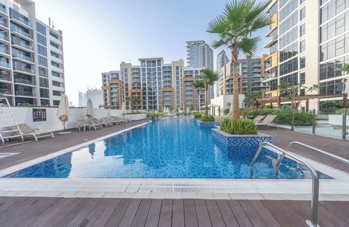 Nad Al Sheba Apartment | Elegant Studio in Meydan Sleeps 3 with Pool