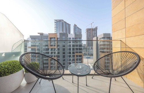 Nad Al Sheba Apartment | Elegant Studio in Meydan Sleeps 3 with Pool