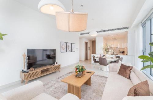 Al Safa Apartment | Elegant unit in Al Wasl sleeps 4 with Canal Views