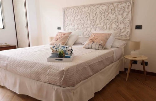 Pozzuoli Apartment | Elegante appartamentopanoramico con terrazza.