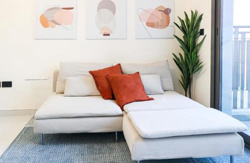 Jebel Ali Apartment | Elite LUX Holiday Homes - Modern Studio in Arjan, Dubai