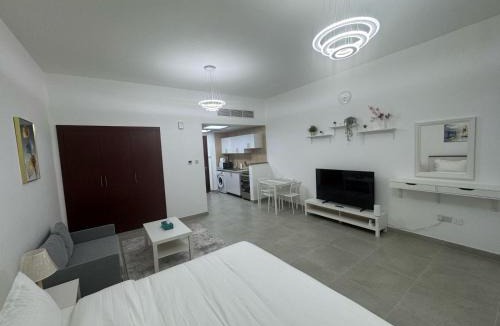 International City Apartment | England Cluster International City - Bright,Spacious and Well Furnished Studio
