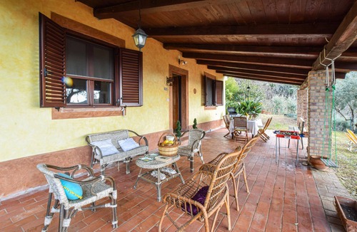 Cetraro House | Enjoy the vacation in the inviting cottage with a beautiful view of the sea.