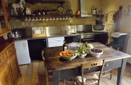 Lisciano Niccone House | Farmhouse with Pool in a Village in Umbria Perfect for Groups and Families