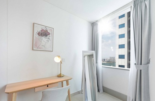 Dubai Media City Apartment | Fascinating Ocean Views in a One Bedroom