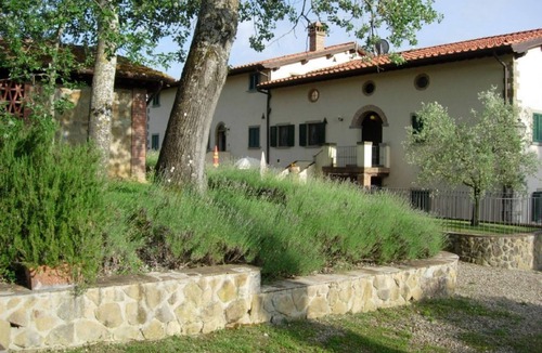 Poppi Apartment | Fattoria di Belvedere Il Castagno apartment with loggia and sun terrace