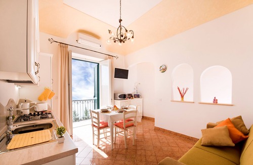 Praiano House | FLATIRON APP 2 - CHARMING APARTMENT WITH STUNNING SEA VIEW -Sosòre Holiday Homes