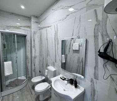 Chiari Hotel | Foresteria La Stazione Pizza, Kebab & Byrek di Hoxha Alma