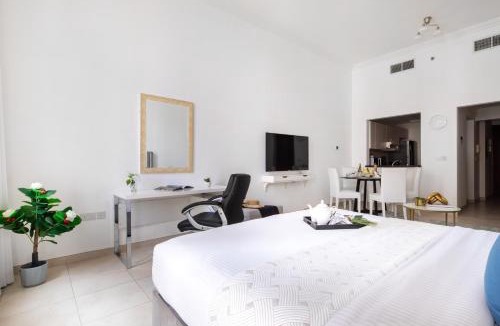 Dubai Sports City Apartment | Frank Porter - Canal Residence