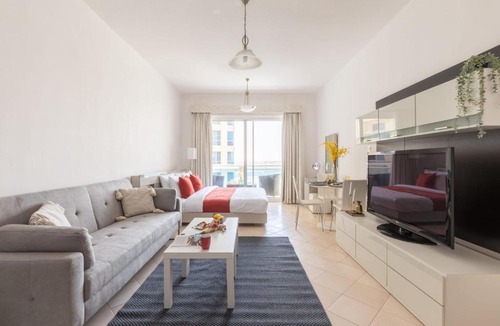 Dubai Production City Apartment | Frank Porter - Lago Vista