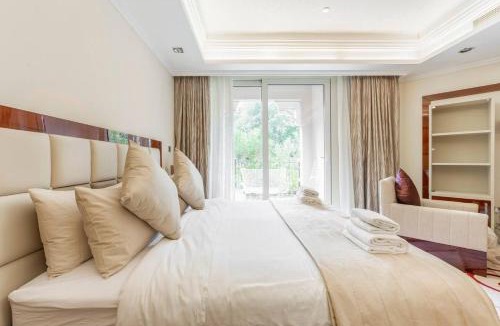 Palm Jumeirah Apartment | Fully-equppied studio with private beach and pool