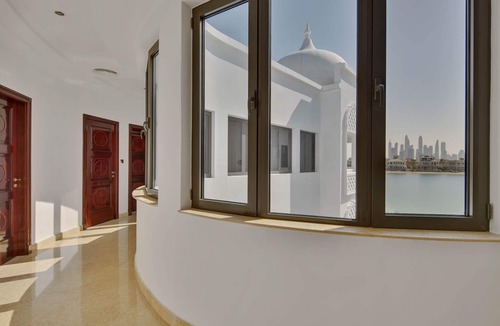 Palm Jumeirah Villa | Fully Upgraded 6 Bedroom Villa w Private Pool and Beach