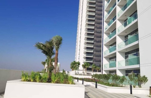 Dubai Apartment | Gharfar-2 Heaven Escape-Golf view-high floor-Netflix-GYM-Pool-perfect staycation