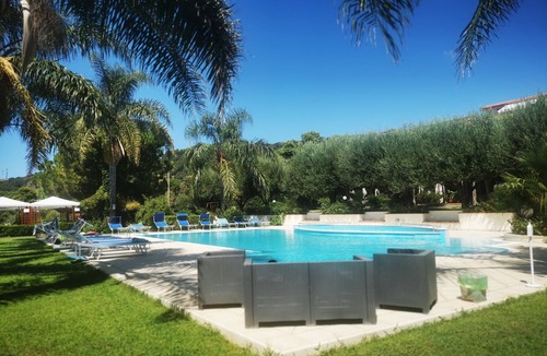 Santa Maria Apartment | Giorgia's house in Capo Vaticano, apartment with wifi, air cond., pool