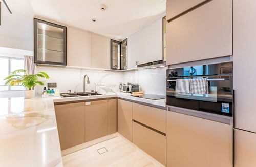 Dubai Apartment | Golf Course And Canal Views, Mins to Dubai Marina And Dubai Mall, Golf Towers by Deluxe Holiday Homes