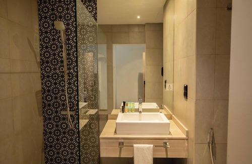 Jadaf Hotel | Grand Kingsgate Waterfront By Millennium Hotels