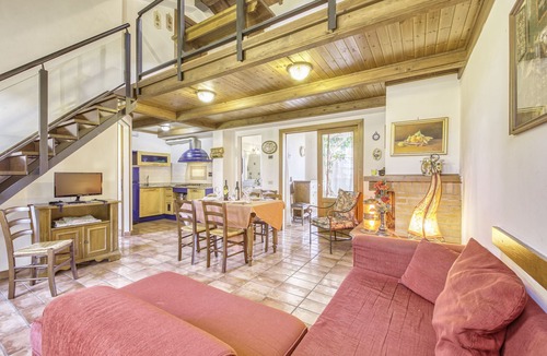 Castiglione del Lago Apartment | Hawthorn apt with shared pool family fun, Castiglione del Lago, Italy