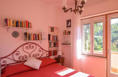 Simeri-Crichi House | Here you will occupy part of a pretty two-family house with garden in the Gulf of Squillace, about 2
