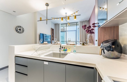 Jumeirah Lake Towers Apartment | High-Rise 1BR with Lake and City Views and Minutes to Metro, MBL Royal, JLT