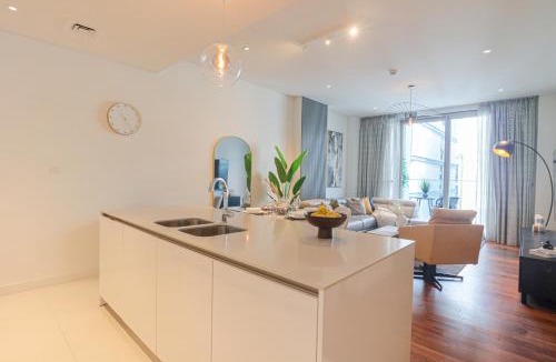 Al Wasl Apartment | HiGuests - Charming Retreat in CityWalk With Balcony and Pool
